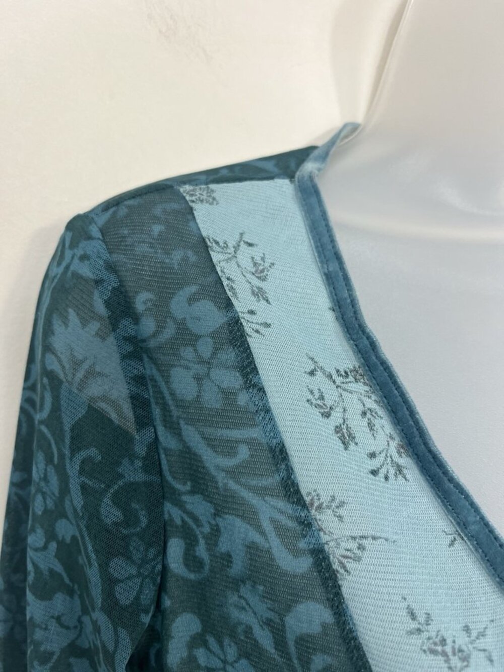 New York & Company Mesh Y2K Top Size Small Stretchy V Neck Blue Whimsy - Picture 3 of 9